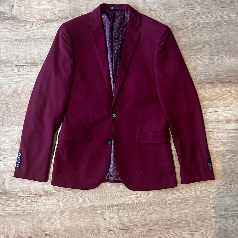 Luxurious Red Suit with Notched Lapel and Textured Fabric - Picture 10 of 10